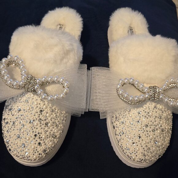 ✨NWOT Gianni Bini Rhinestone & Pearl Bow Faux Fur Slippers Sz 8 – Bridal Glam✨ - Picture 1 of 6
